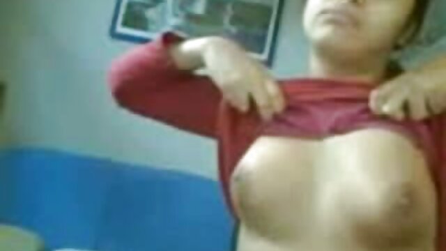 Tipis tante cantik nyepong kontol strip Phyton telanjang di Skype di depan seorang teman