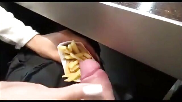 mengisap sosis besar membuat Anda jahat. bokep sepong jilbab