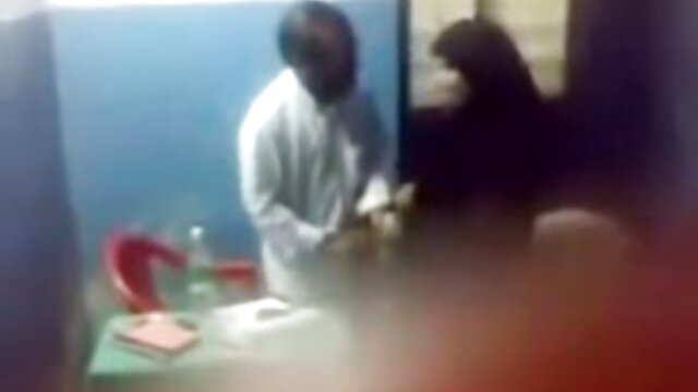 Duo nyepong kontol sampe crot Shemale menembak pop-shot di lubang fuck