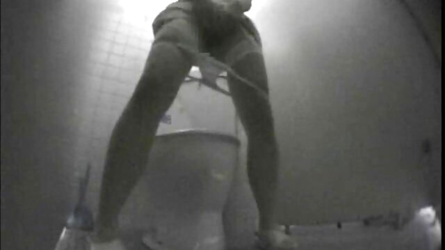 Anak ini bercinta dengan nyepong kontol sampe crot ibu abu-abu tua di dapur.