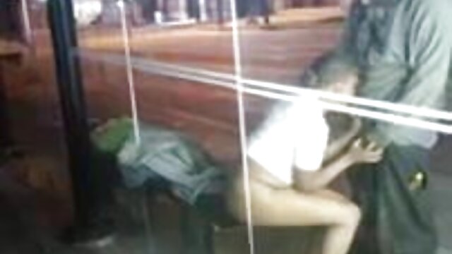 Seorang gadis muda tunduk menghisap penis dan download video jilbab nyepong Menjilat Pantat suaminya.
