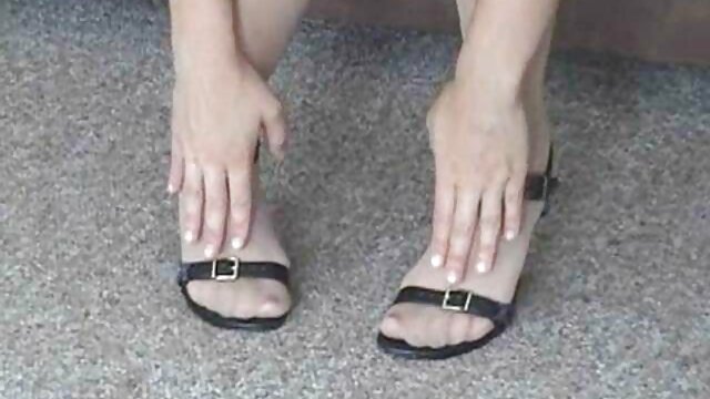 Istri seks bokep jago nyepong silikon bercinta dengan rekan hitam suaminya di depannya.