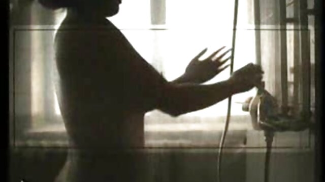 Dia menunjukkan vaginanya download bokep nyepong telanjang untuk uang dan mengisap penis panjang di galangan kapal ditinggalkan.