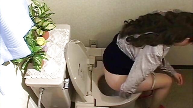 Gadis Jepang tante doyan nyepong Kurus dengan payudara kecil di minyak masturbasi dengan jari-jarinya