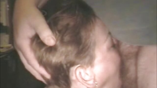 Wanita berambut coklat dengan kulit video tante nyepong kontol lembut, jari di anus dan wanita dengan penis karet yang berbeda.