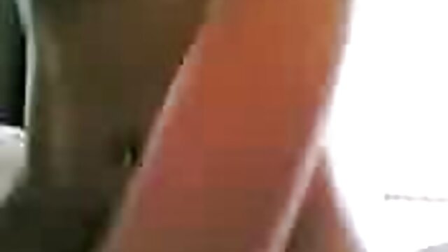Sebuah merokok pirang Swiss jari latihan Berang-berang tante sepong kontol dalam mandi panas!