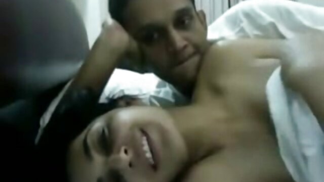 Sex dengan gemuk kurva di tempat tidur nyepong sampe muncrat difilmkan di kamera.