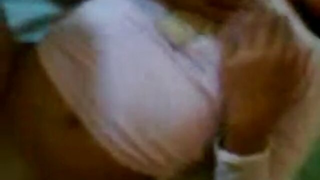 Sexy berambut Milf Amber Jayne melepaskan celana dalam Ebony di stoking nilon. tante sepong kontol