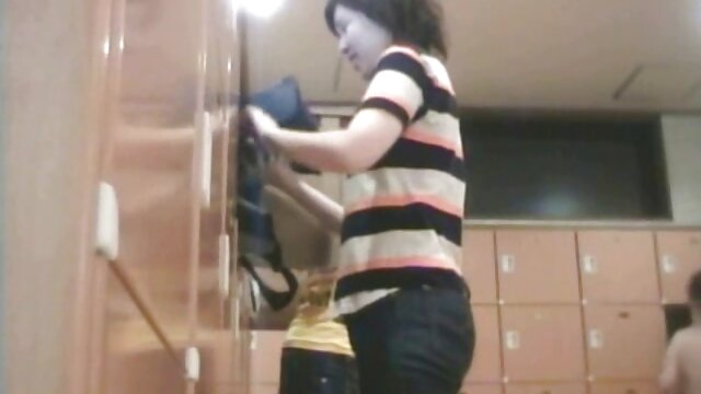 rambut gelap yang pemalu terlepas dari dalam ke tante berjilbab nyepong luar