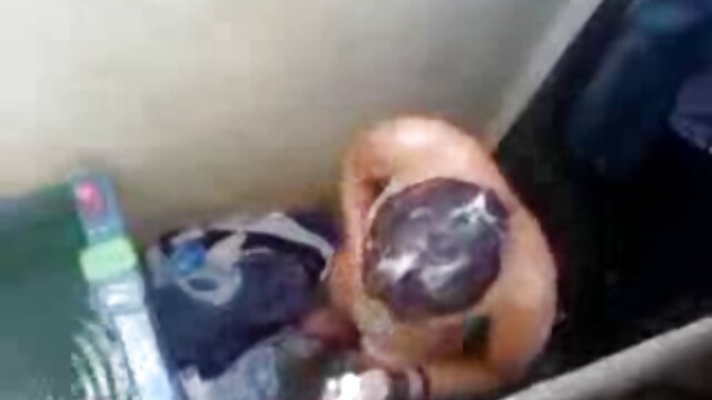 Berang-berang merah muda Skye menangani video nyepong sampe crot kasus ini.