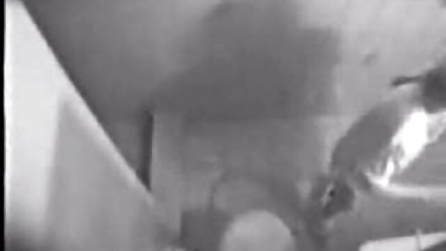 strapon fantastis morenette lesbos bermain-main tante jilbab nyepong kontol dengan double fuck