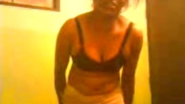 Gadis kurus dengan payudara besar belajar untuk download video jilbab nyepong berhubungan seks