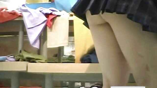 Putri tiri menghukum ibu tiri pembantu nyepong dengan inses lesbian.