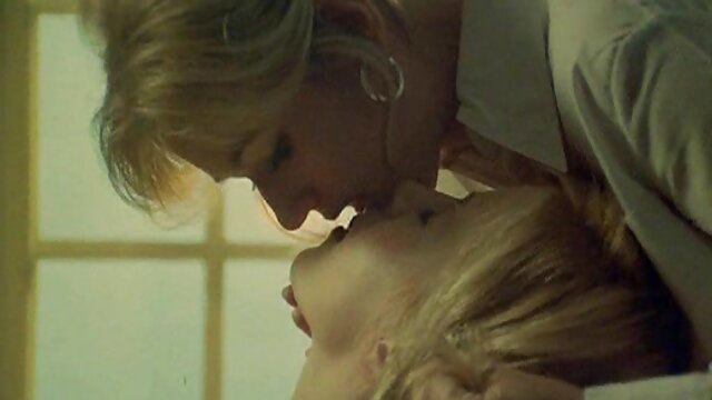 Dia meludah pipa dengan yang baik, dan kemudian memberinya blowjob di rambutnya. download video nyepong kontol