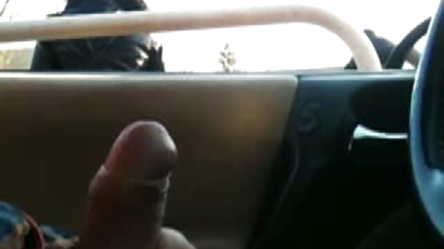 Dia mengangkat ayam dengan tangannya dan menjadi dalam gaya anjing untuk seks di video belajar nyepong rumah.