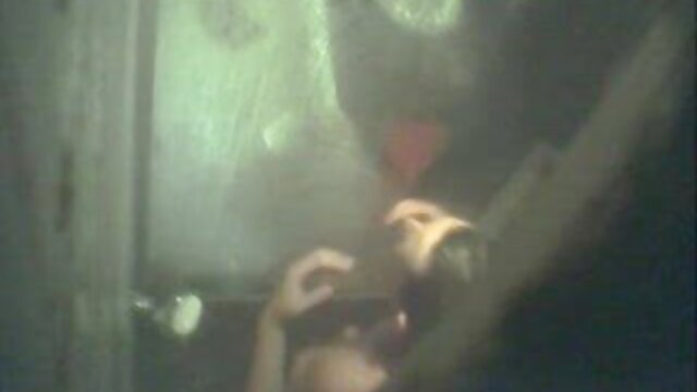 Pelacur video tante nyepong itu melayani dua hookups dengan mulutnya.